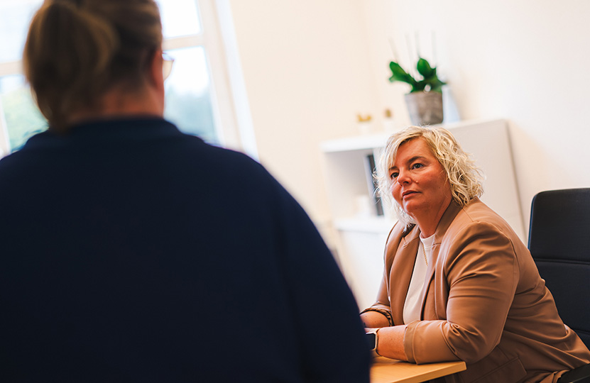zwei Kolleginnen der Kanzlei im Gespräch