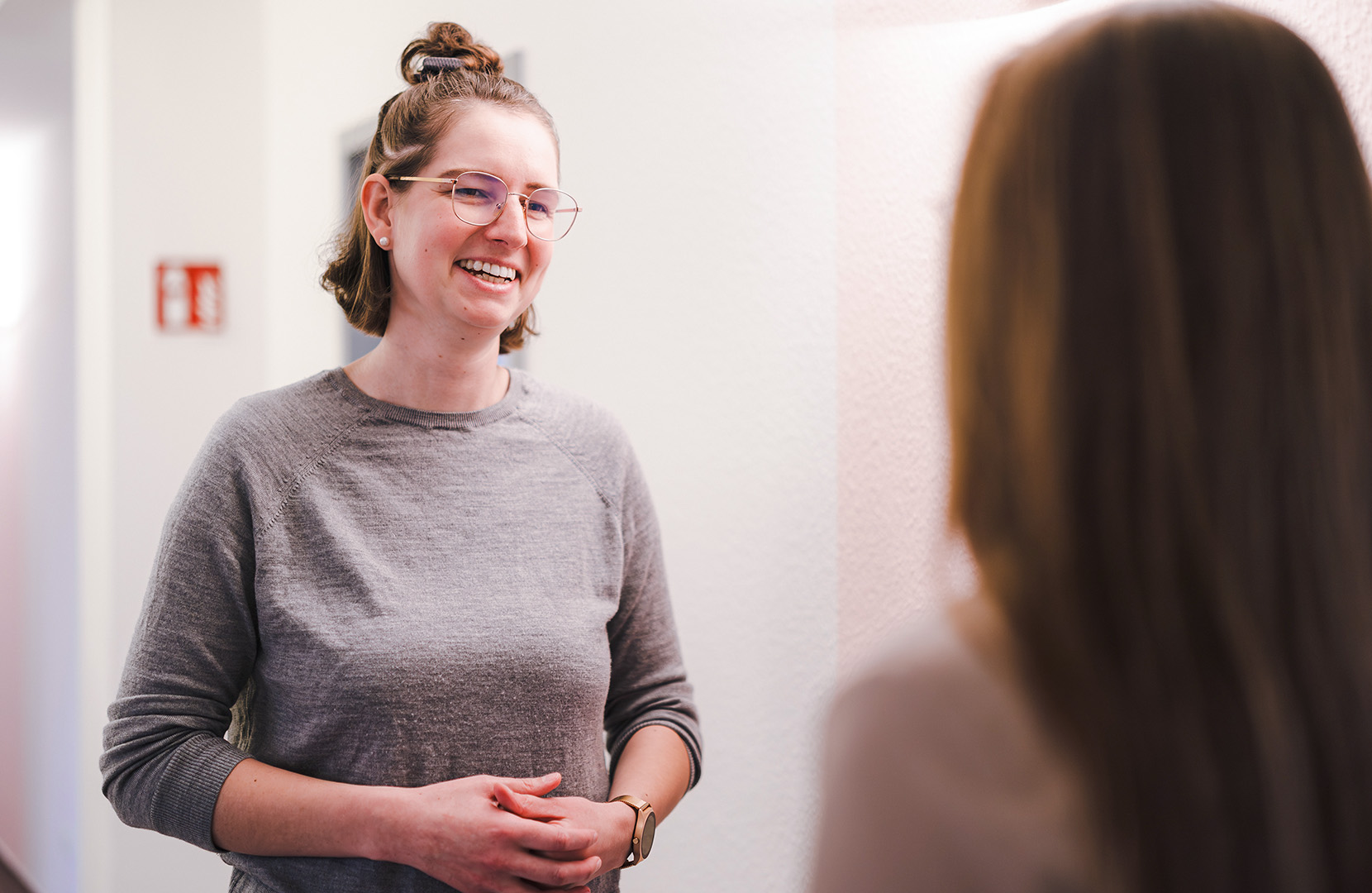 zwei Kolleginnen der Kanzlei im Gespräch