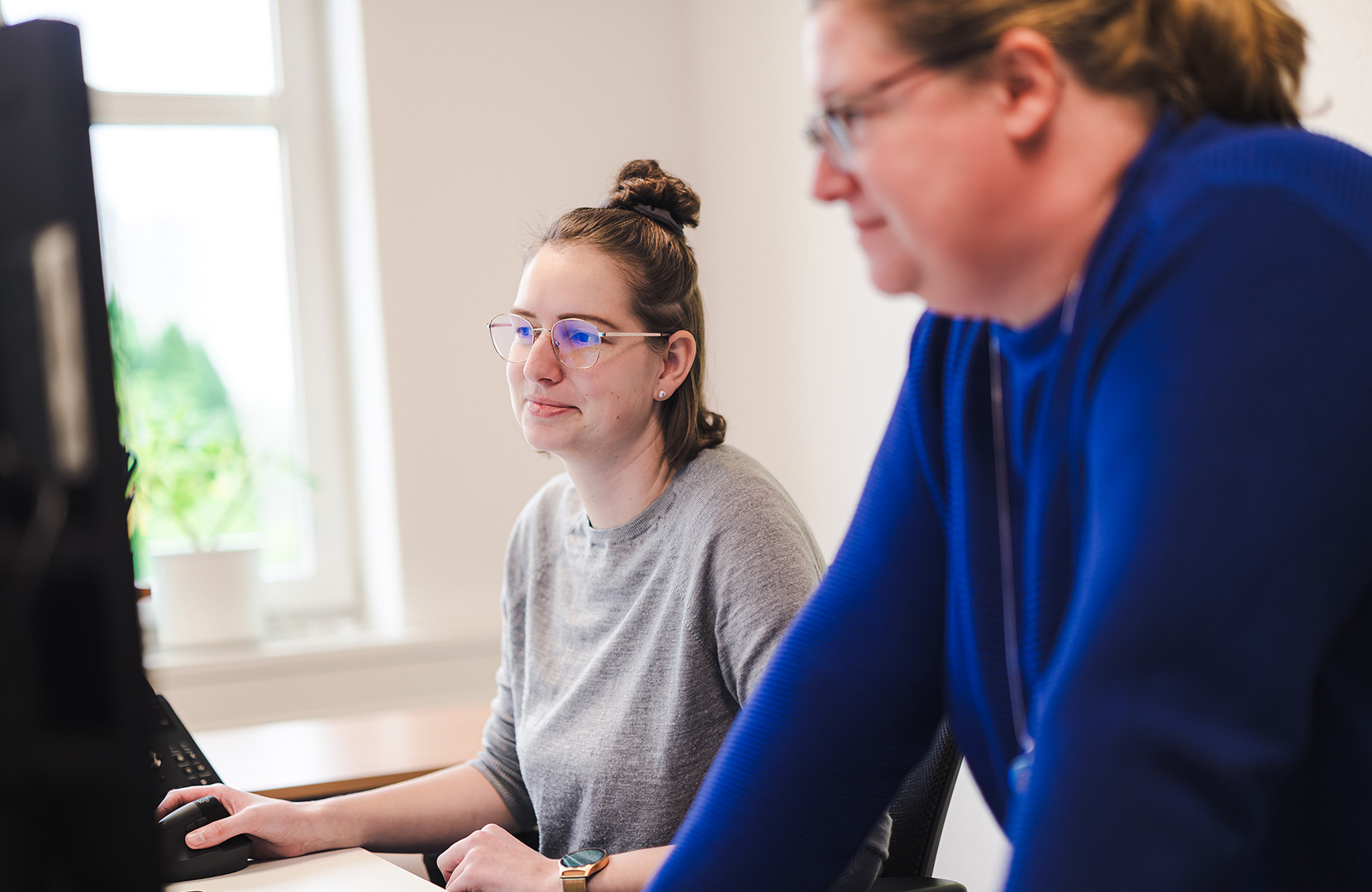 zwei Kolleginnen der Kanzlei im Gespräch